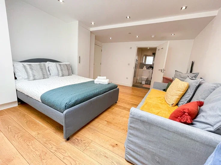 Flat Hartham Road in Greater London