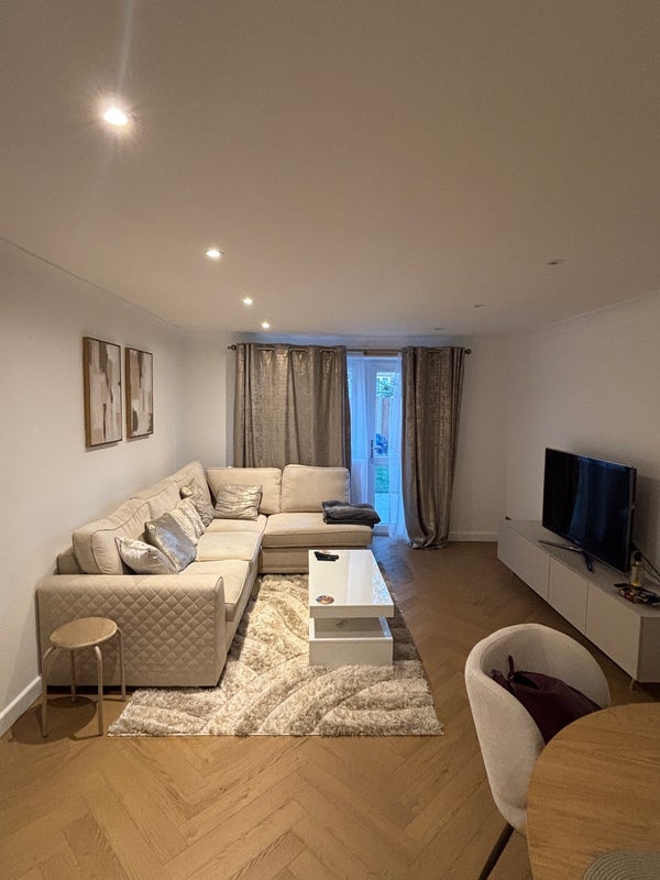 Room Pool Court in Greater London