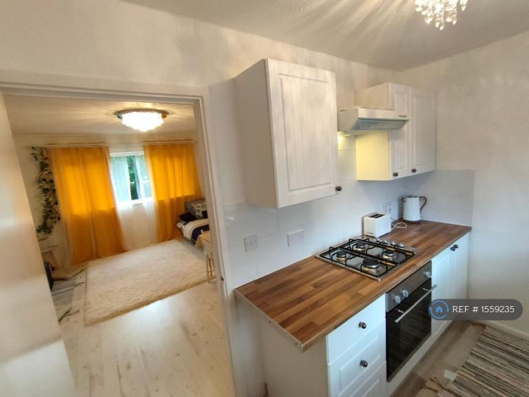 Flat Roveley Court in Milton Keynes