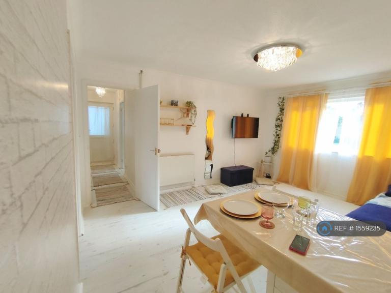 Flat Roveley Court in Milton Keynes