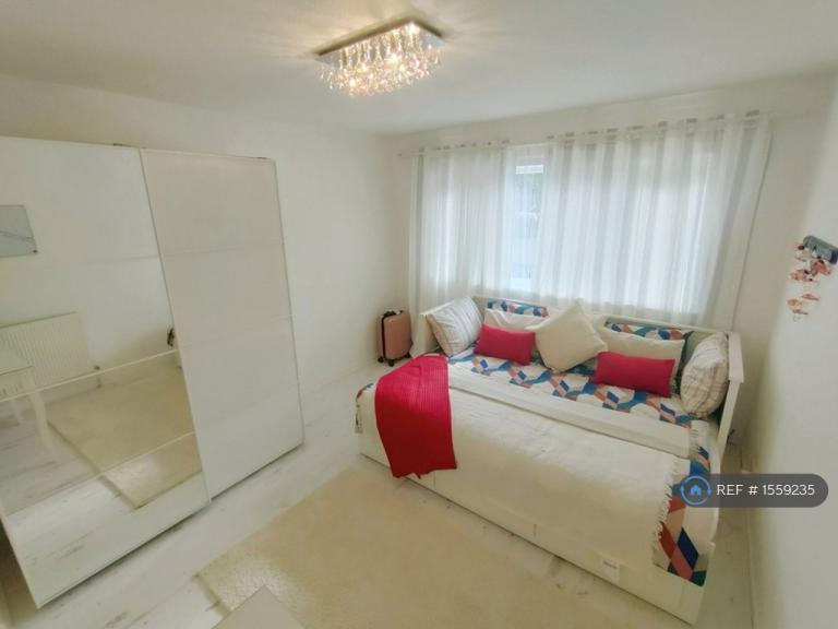 Flat Roveley Court in Milton Keynes