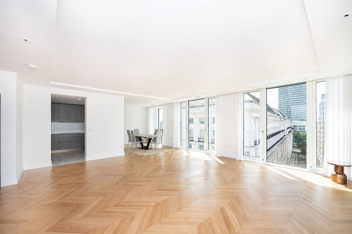 Flat Smith Square in City of Westminster