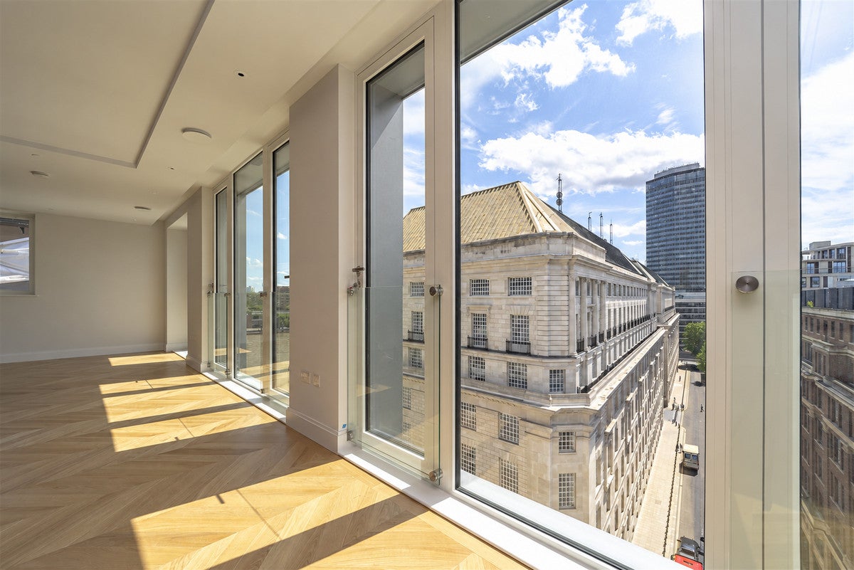 Flat Smith Square in City of Westminster