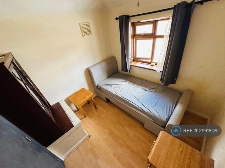 Room Murtwell Drive in Epping Forest