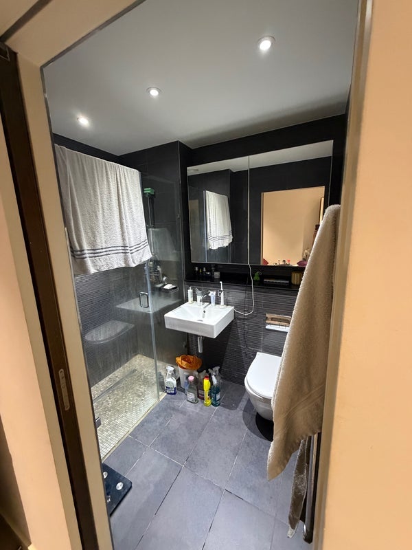 Room Devan Grove in Greater London