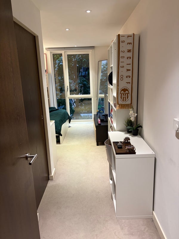 Room Devan Grove in Greater London