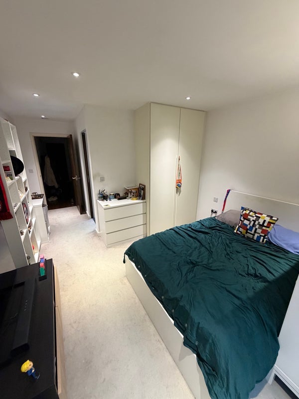 Room Devan Grove in Greater London