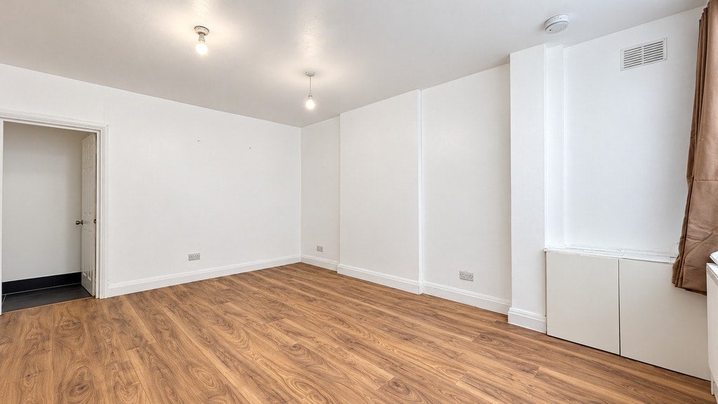 Flat Grosvenor Road in Greater London