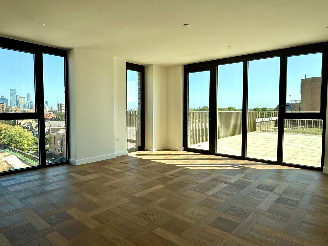 Flat Kennet Street in Greater London
