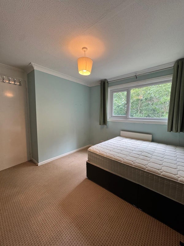 Room Coxcomb Walk in Crawley