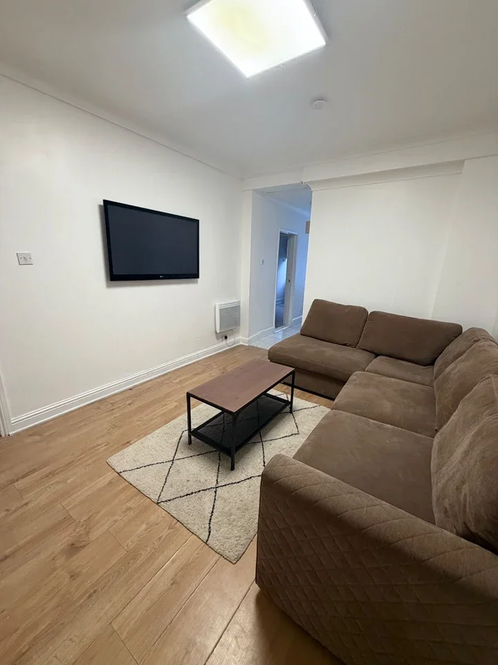 Room Bromyard Avenue in Greater London