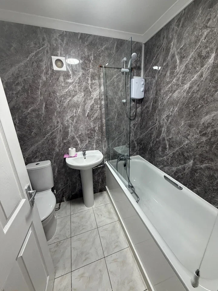 Room Bromyard Avenue in Greater London