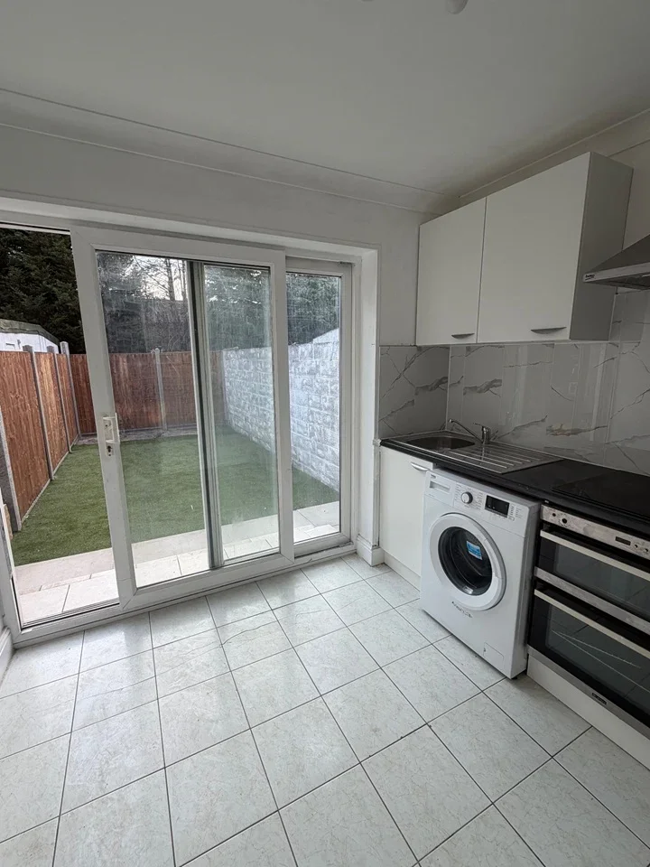 Room Bromyard Avenue in Greater London