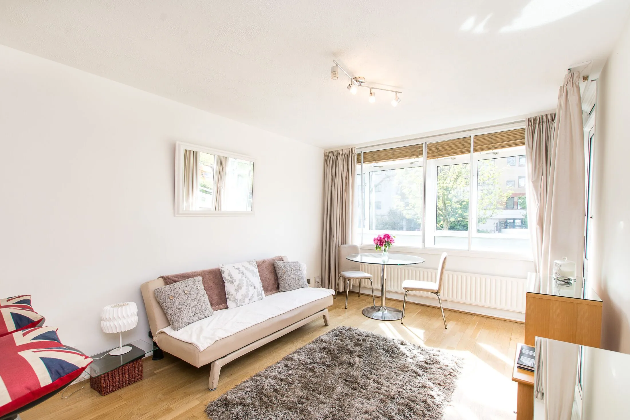 Flat Grosvenor Road in City of Westminster