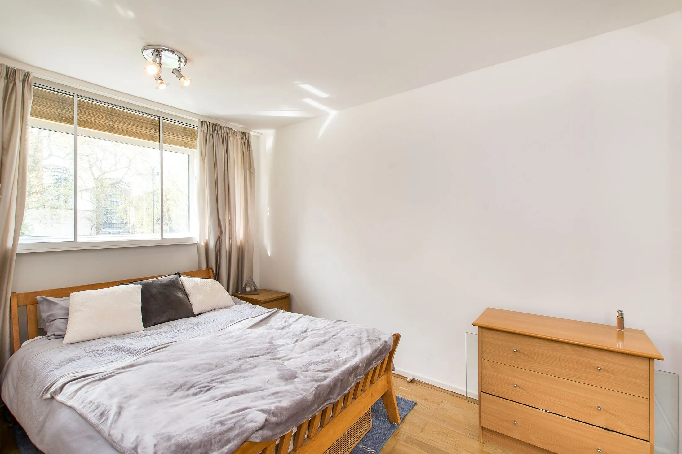 Flat Grosvenor Road in City of Westminster