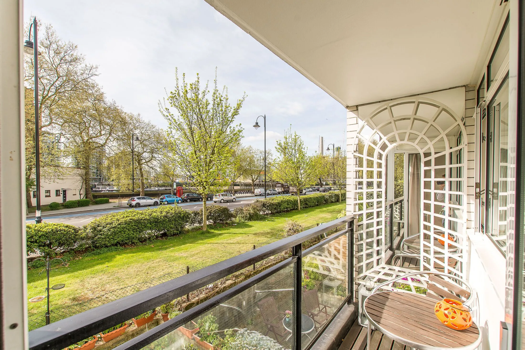 Flat Grosvenor Road in City of Westminster