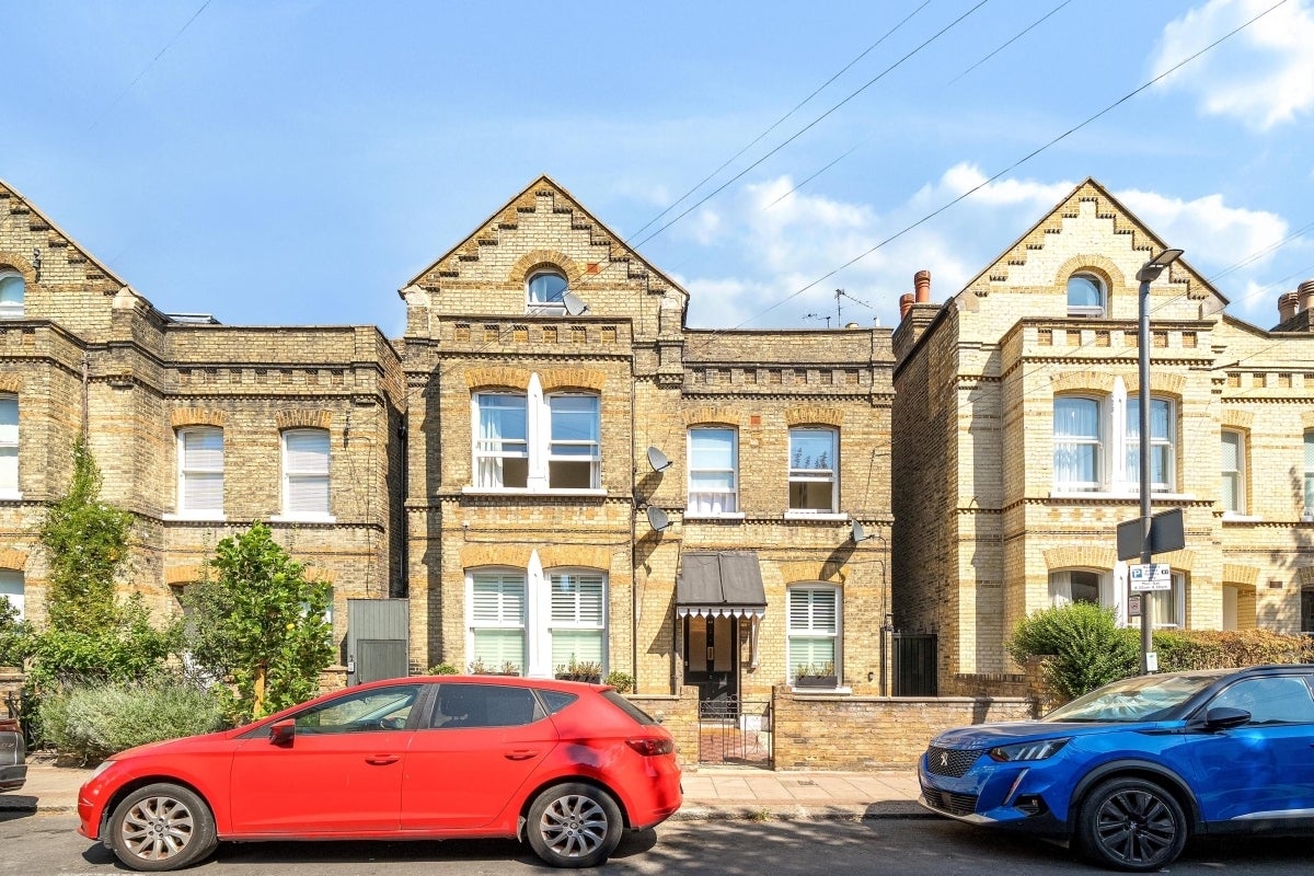 Flat Werter Road in Greater London