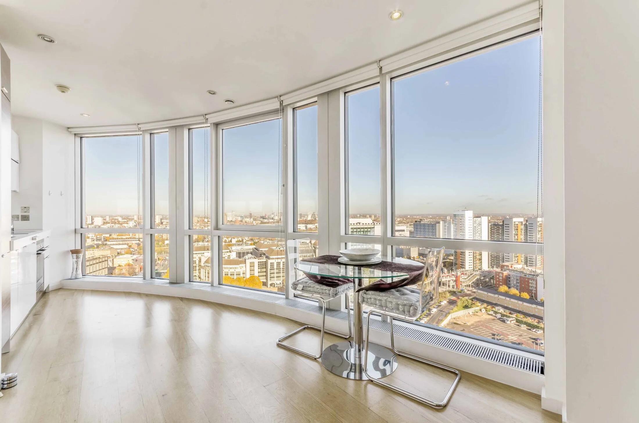 Flat Fairmont Avenue in Greater London