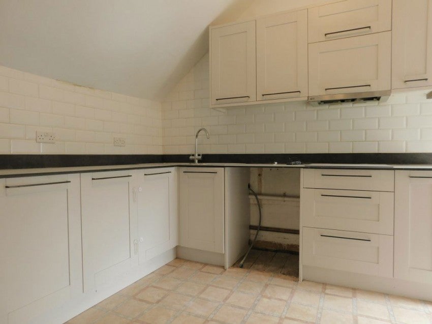 Flat Linden Road in Rother
