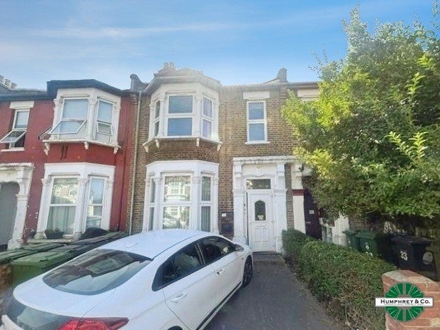 Flat Grove Green Road in Greater London