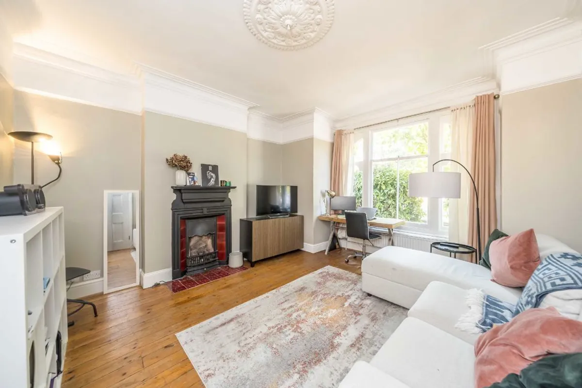 House Emmanuel Road in Greater London