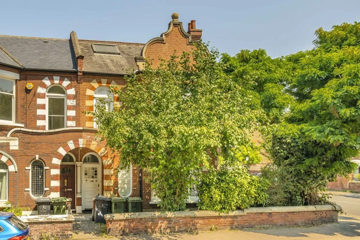 House Emmanuel Road in Greater London