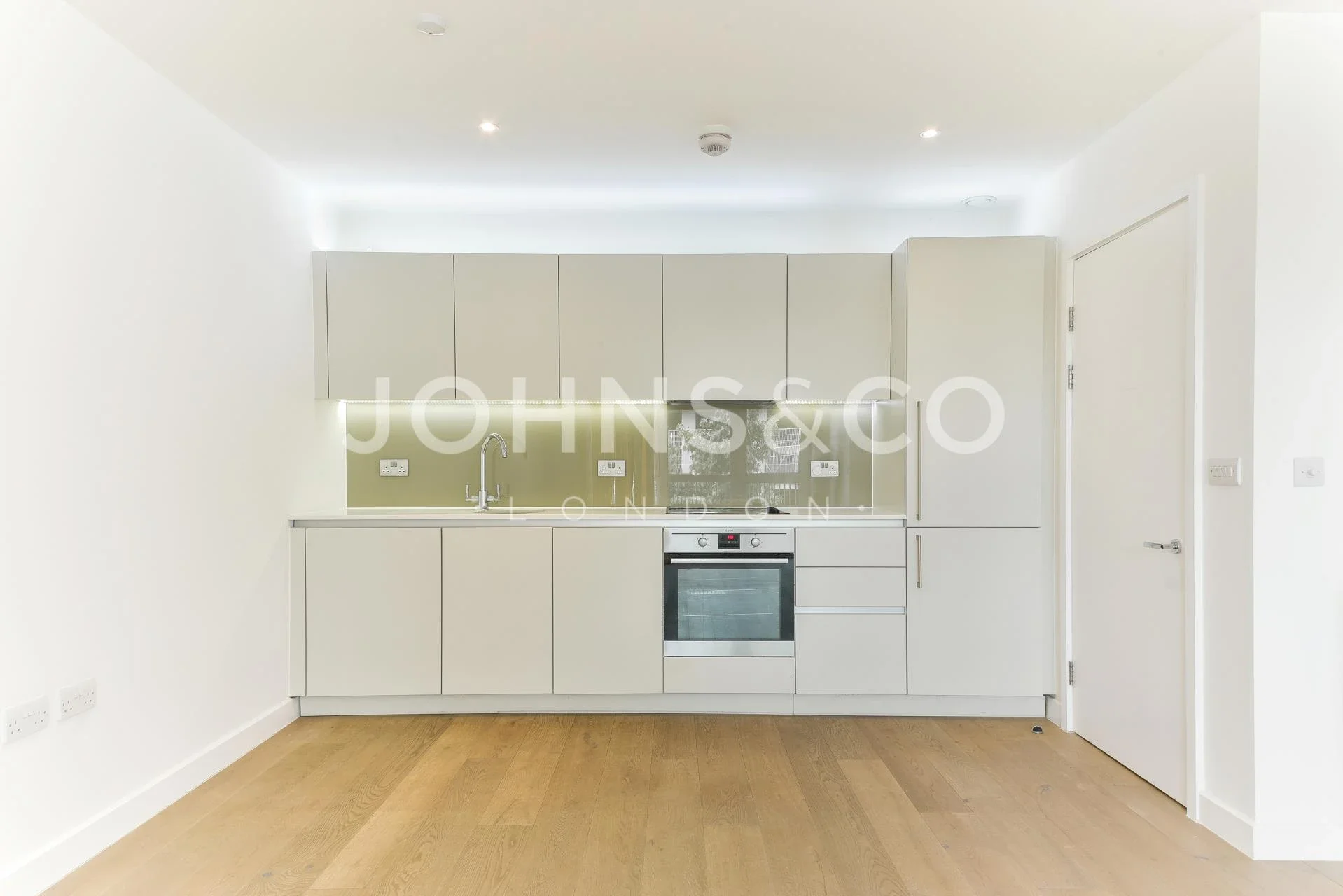 Flat Weigall Road in Greater London