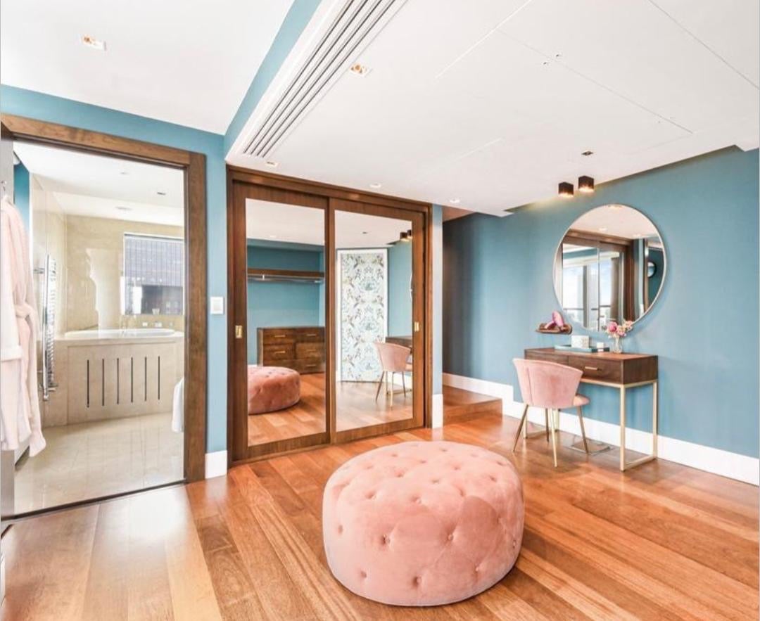 Flat Nine Elms Lane in Greater London