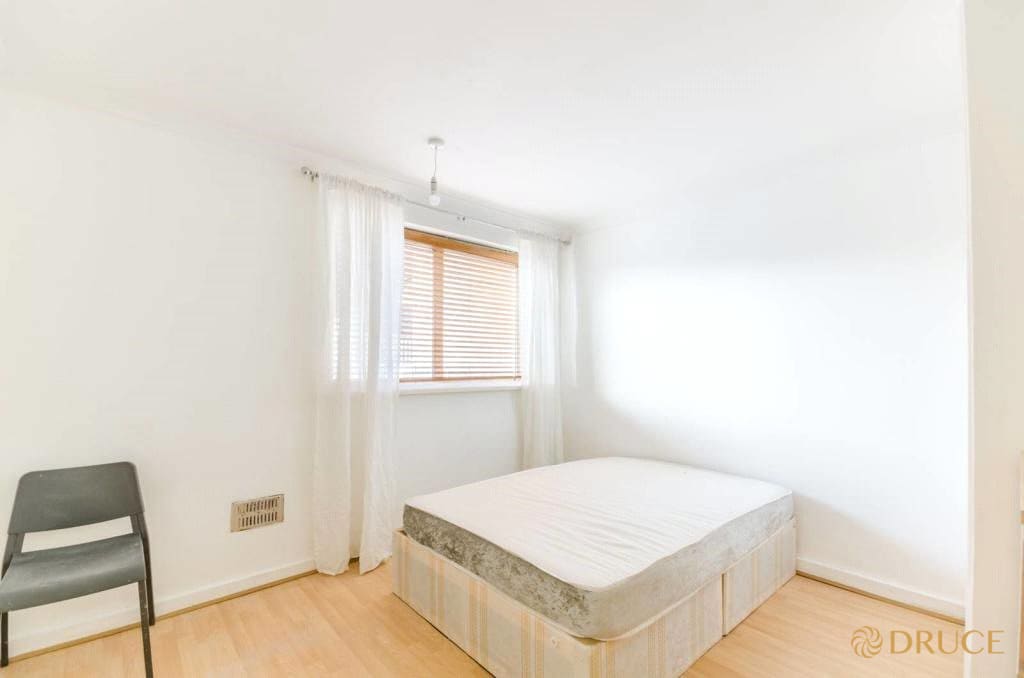 Flat Parkgate Road in Greater London