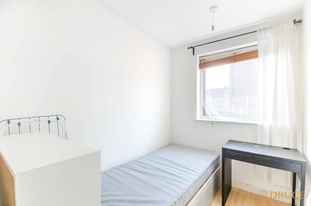 Flat Parkgate Road in Greater London