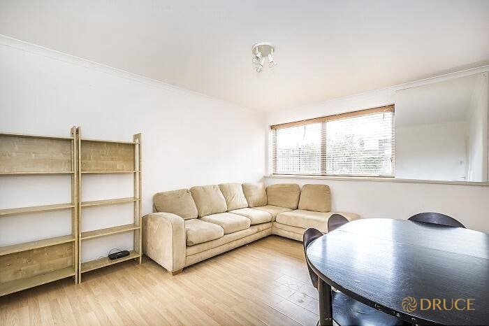 Flat Parkgate Road in Greater London
