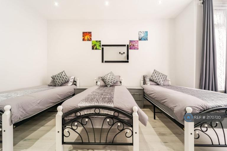 Flat Kimberley Avenue in Greater London