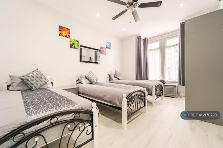 Flat Kimberley Avenue in Greater London