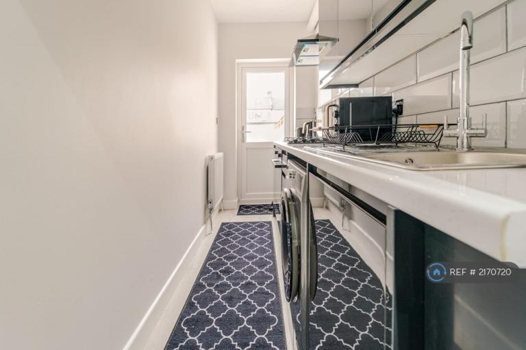 Flat Kimberley Avenue in Greater London