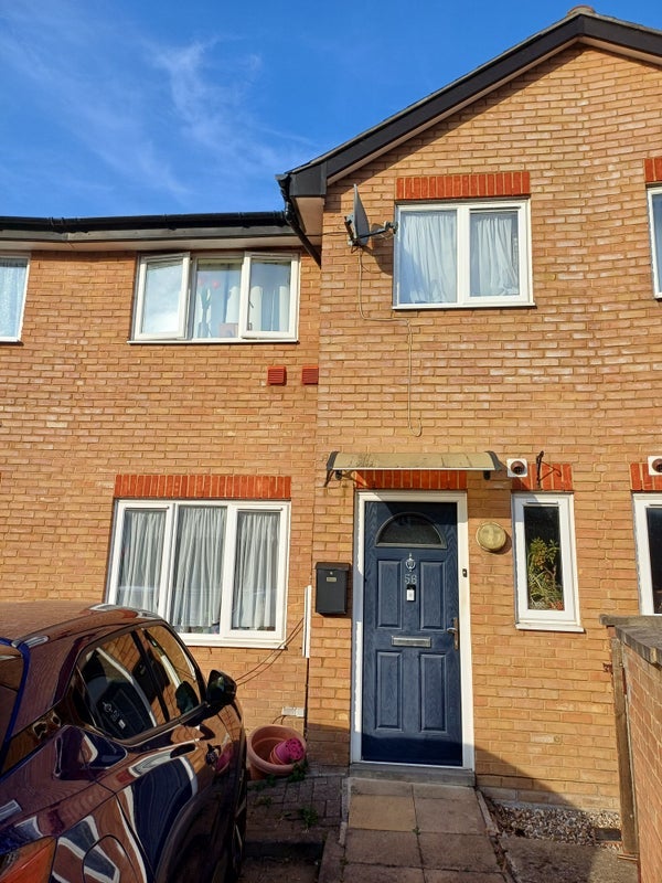 Room Harrier Way in Greater London