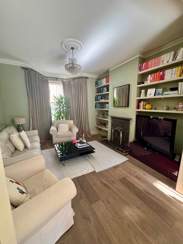 Room Macfarlane Road in Greater London