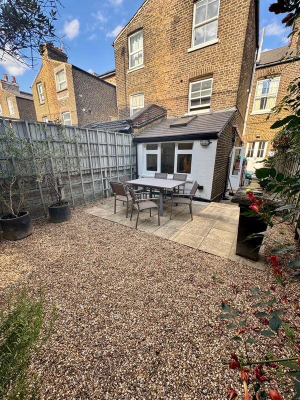 Room Macfarlane Road in Greater London