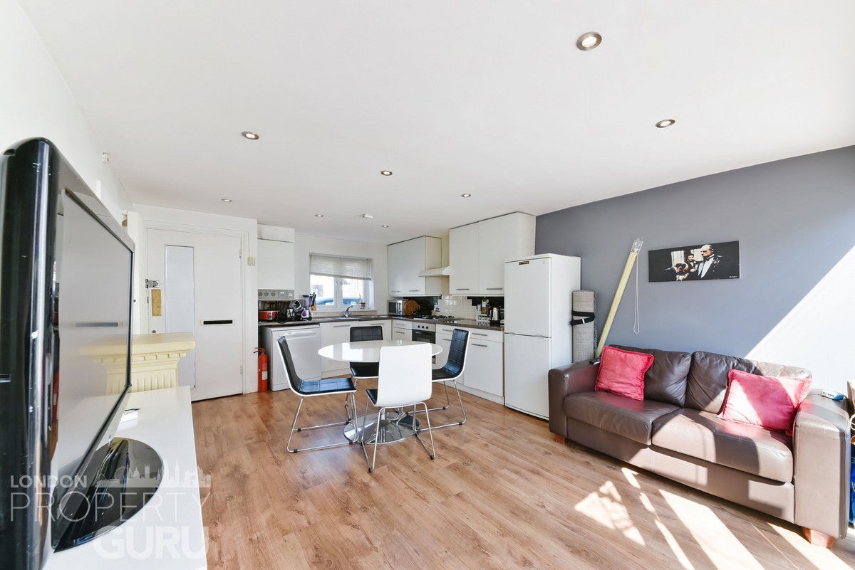 Flat Savill Gardens in Greater London