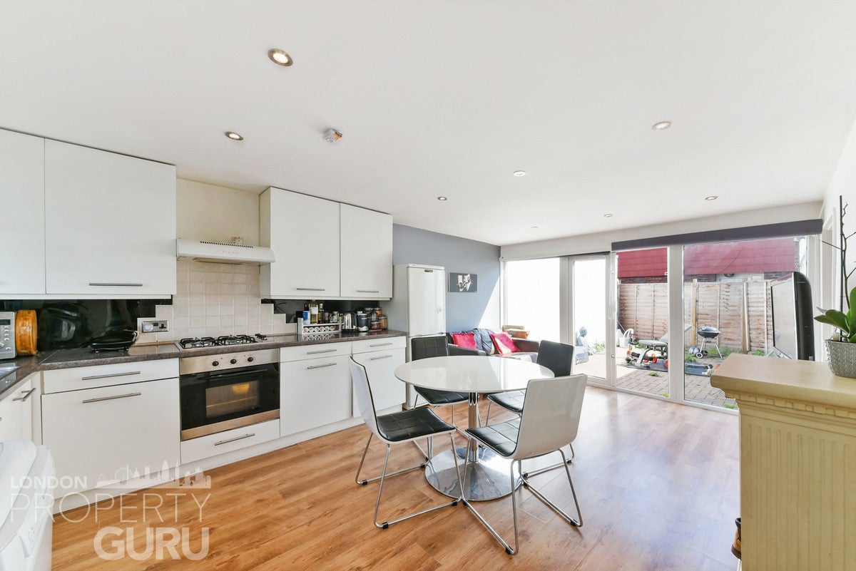 Flat Savill Gardens in Greater London