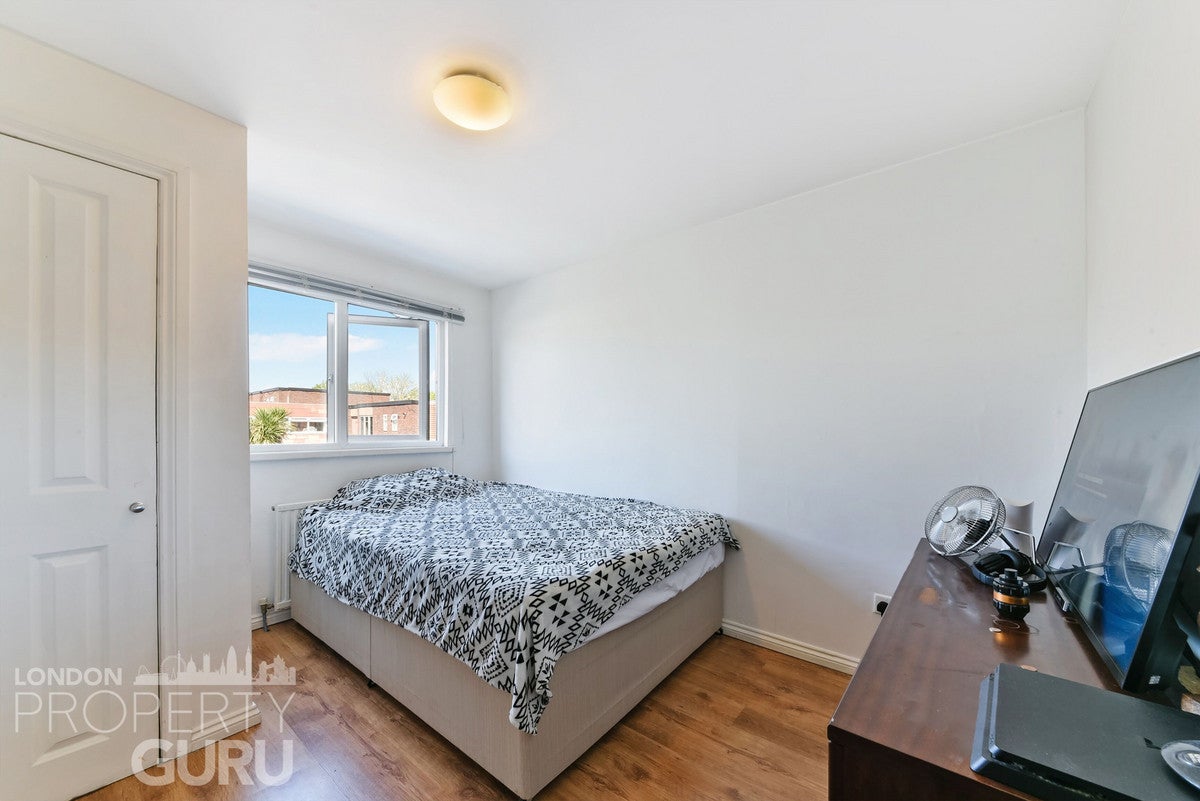 Flat Savill Gardens in Greater London
