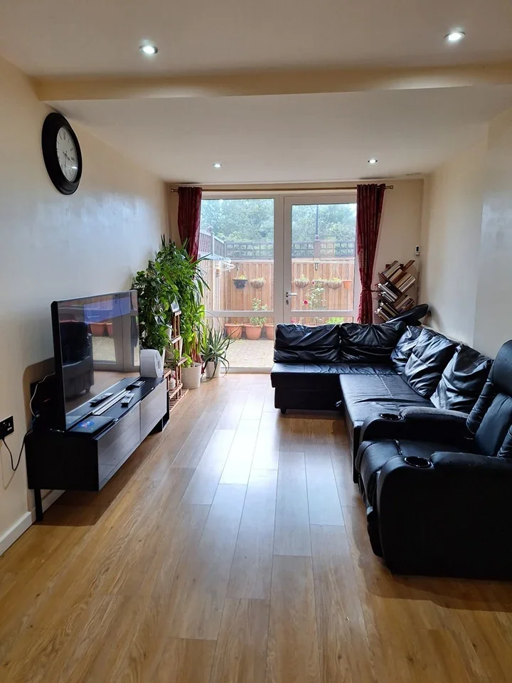 Flat Staines Road in Greater London
