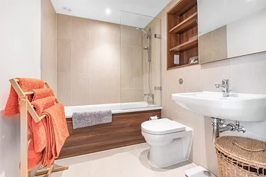 Flat Ashfield Road in Greater London