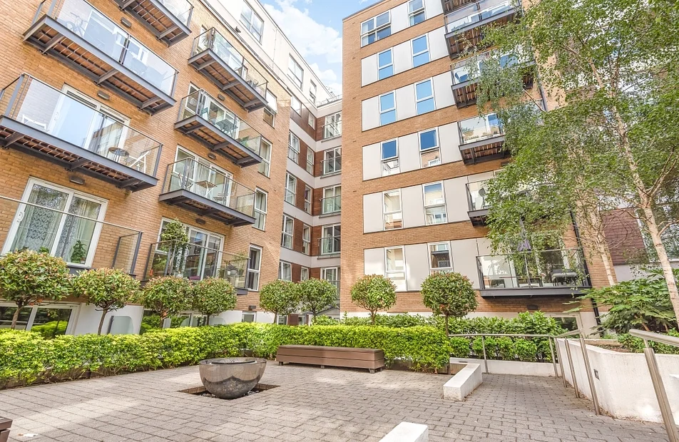 Flat Ashfield Road in Greater London