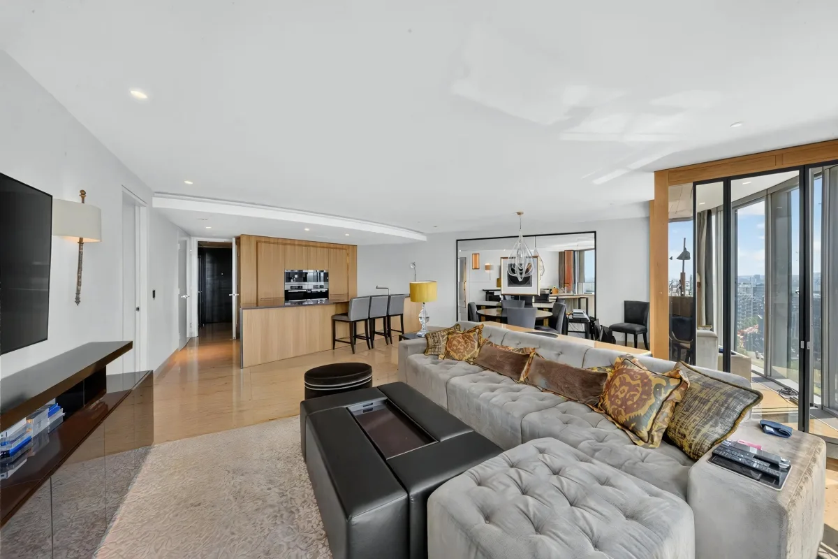 Flat Nine Elms Lane in Greater London