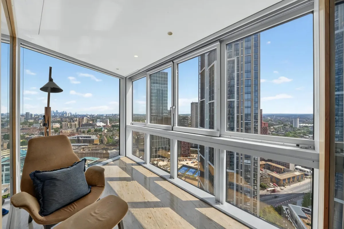 Flat Nine Elms Lane in Greater London