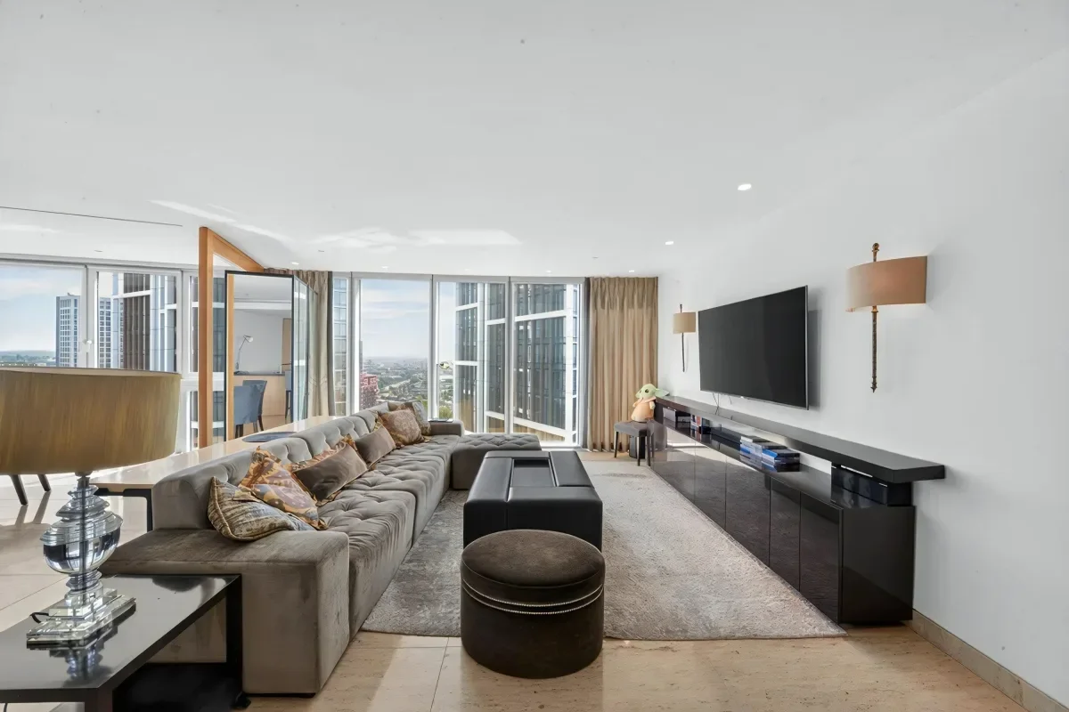 Flat Nine Elms Lane in Greater London