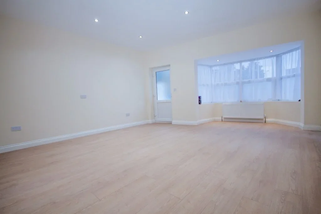 Flat Brockley Rise in Greater London