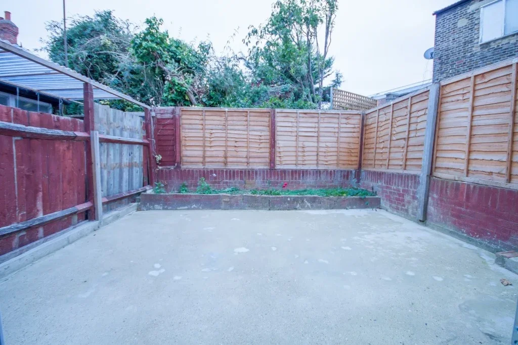 Flat Brockley Rise in Greater London
