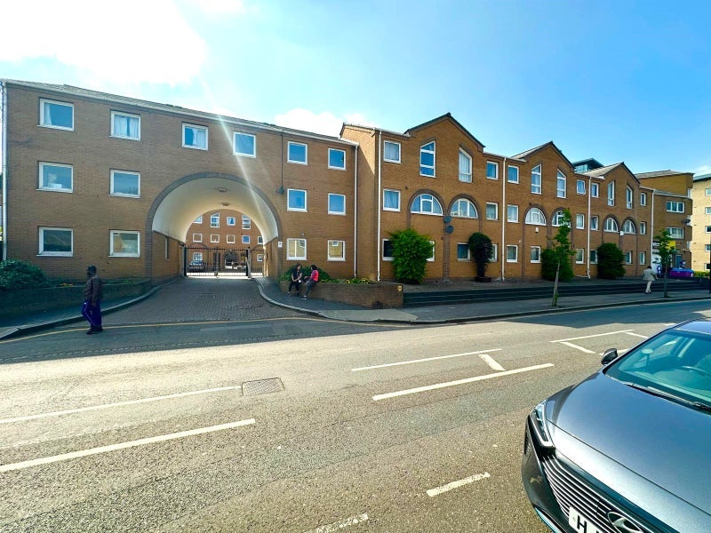Flat Cyclops Mews in Greater London