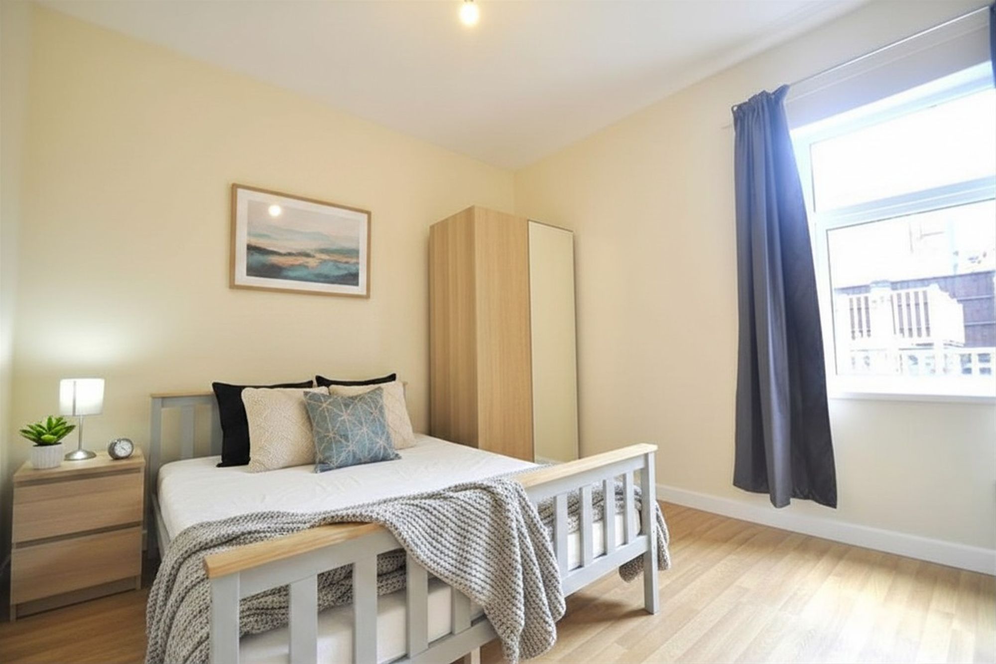 Room Risca Road in Newport